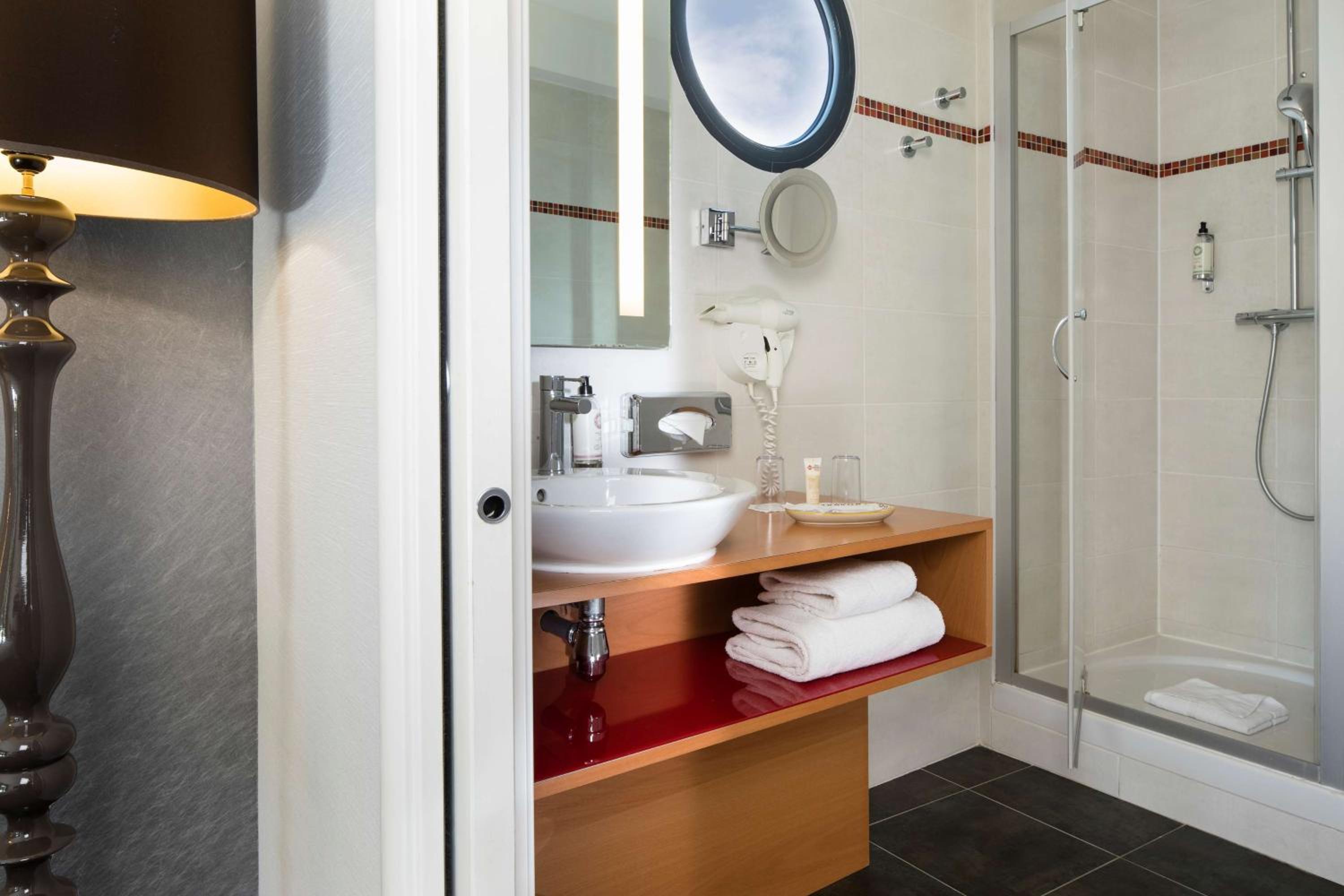 غرفة بريستيج بسرير كينج وسرير فردي مع أريكة، Best Western Plus Hotel De La Regate 3/4