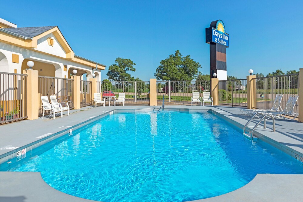 Days Inn & Suites by Wyndham Osceola AR 3/19