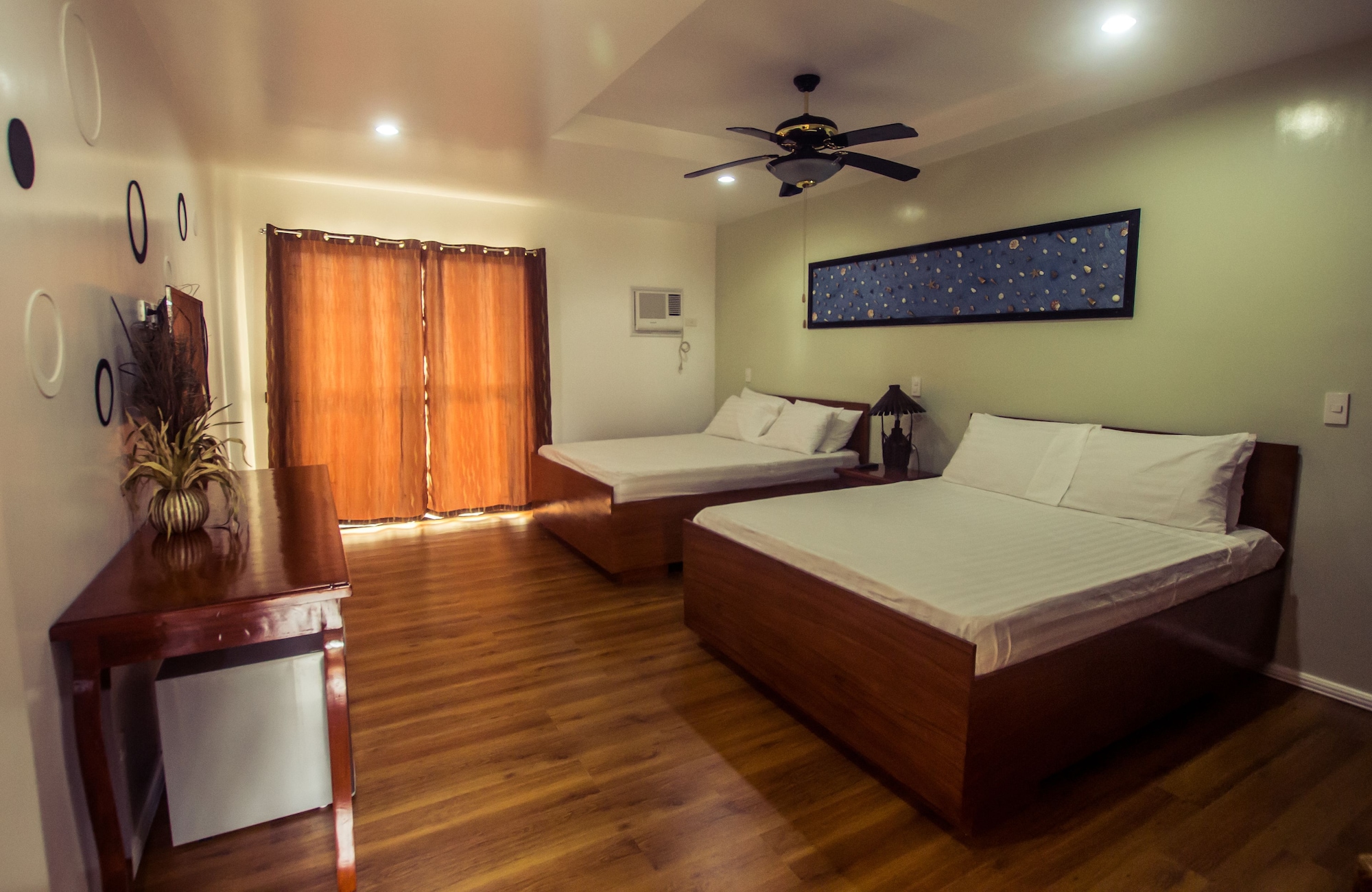 DELUXE, 2 QUEEN BEDS, PARTIAL OCEAN VIEW