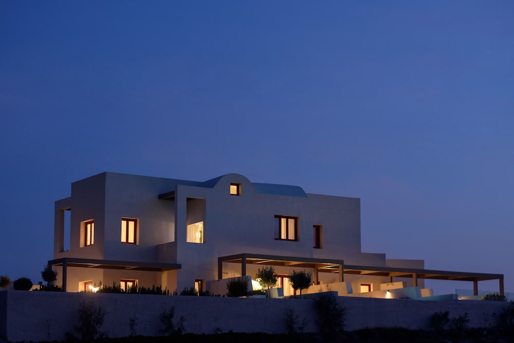 Potnia Theron Suites in SANTORINI