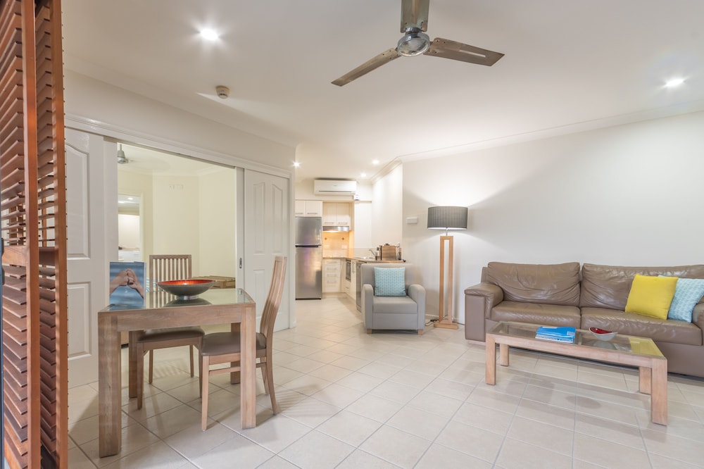 Meridian Port Douglas 39/70