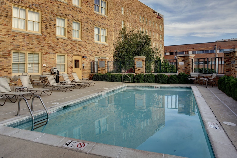 Courtyard by Marriott Kansas City Country Club Plaza 19/38