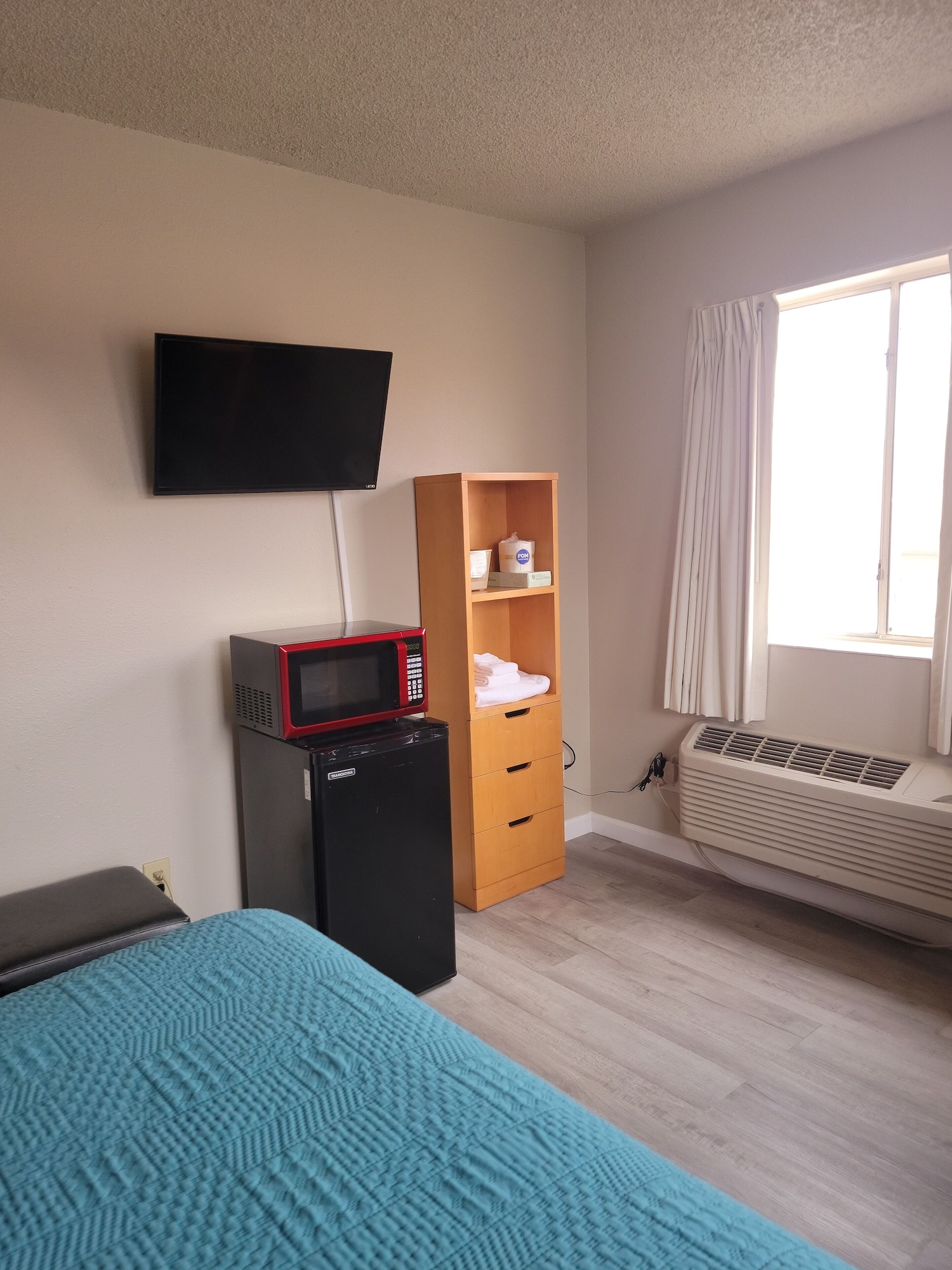 Room, Queen Bed, Garden Of The Gods Motel 3/3