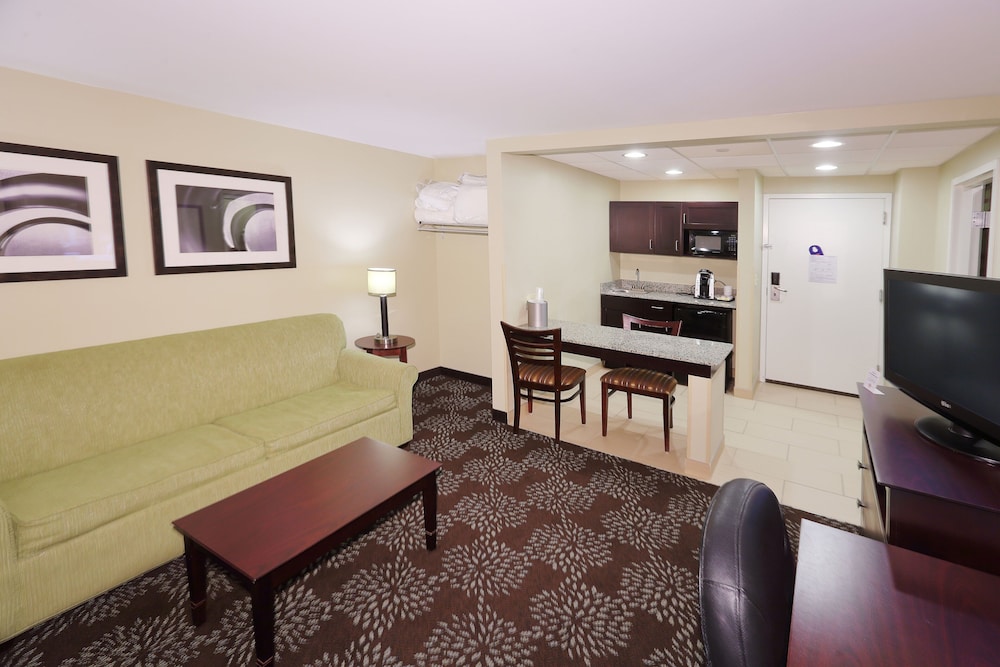 Holiday Inn Express Suites Pittsburgh West Green Tree 35/44