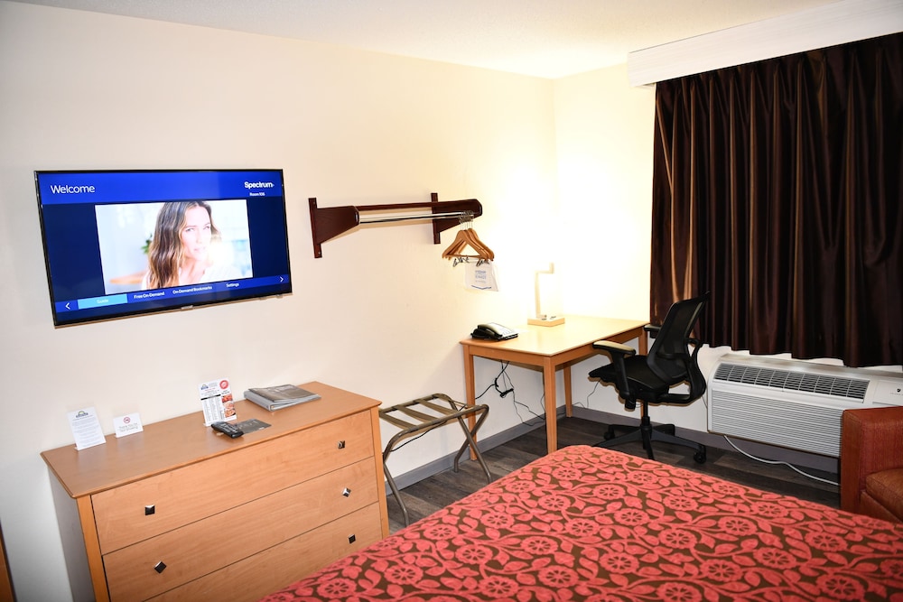 Days Inn & Suites by Wyndham Kaukauna WI 45/58
