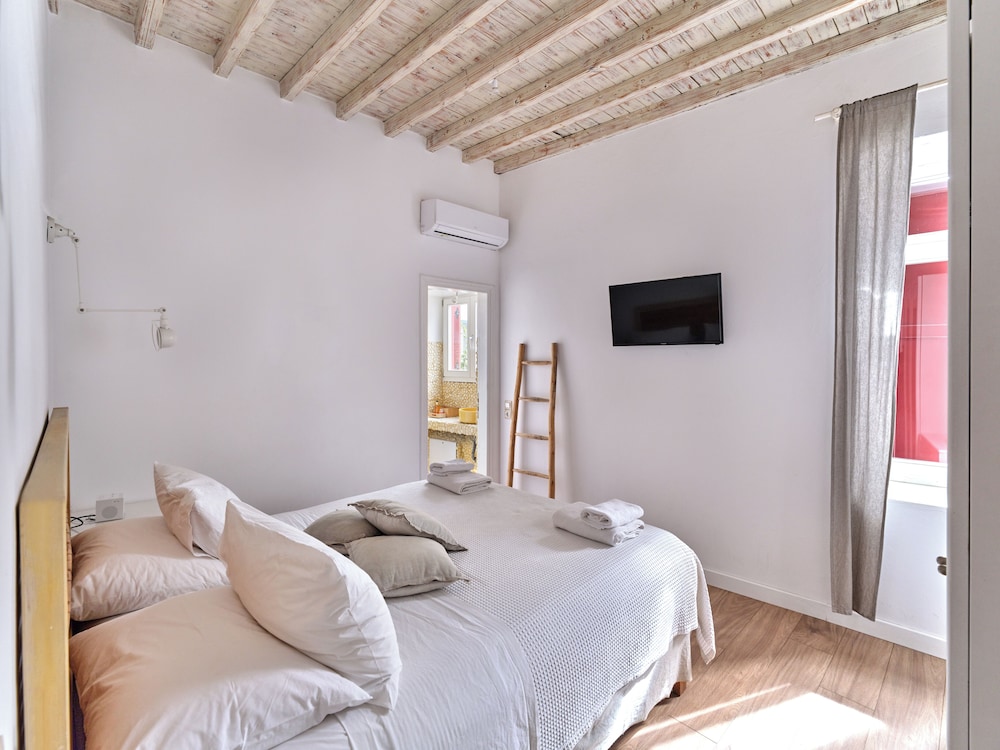 Cozy, Queen Bed