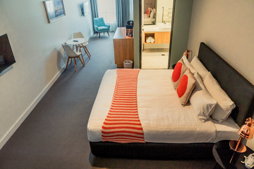 Customs House Hotel 37/72