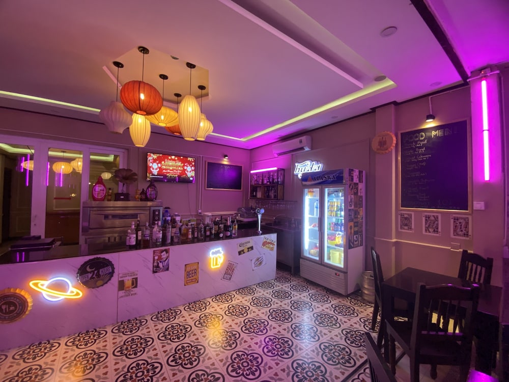 Golden Bell Backpacker Hotel and Pool Bar 15/59
