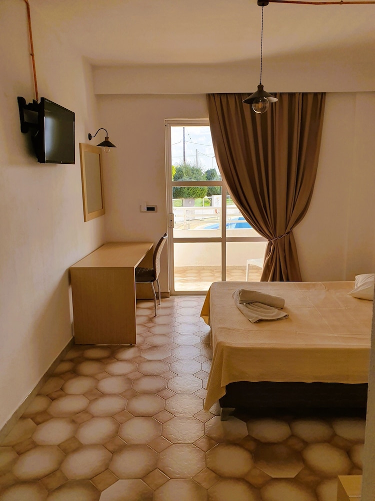 Maroula Blue Studios And Suites 51/70