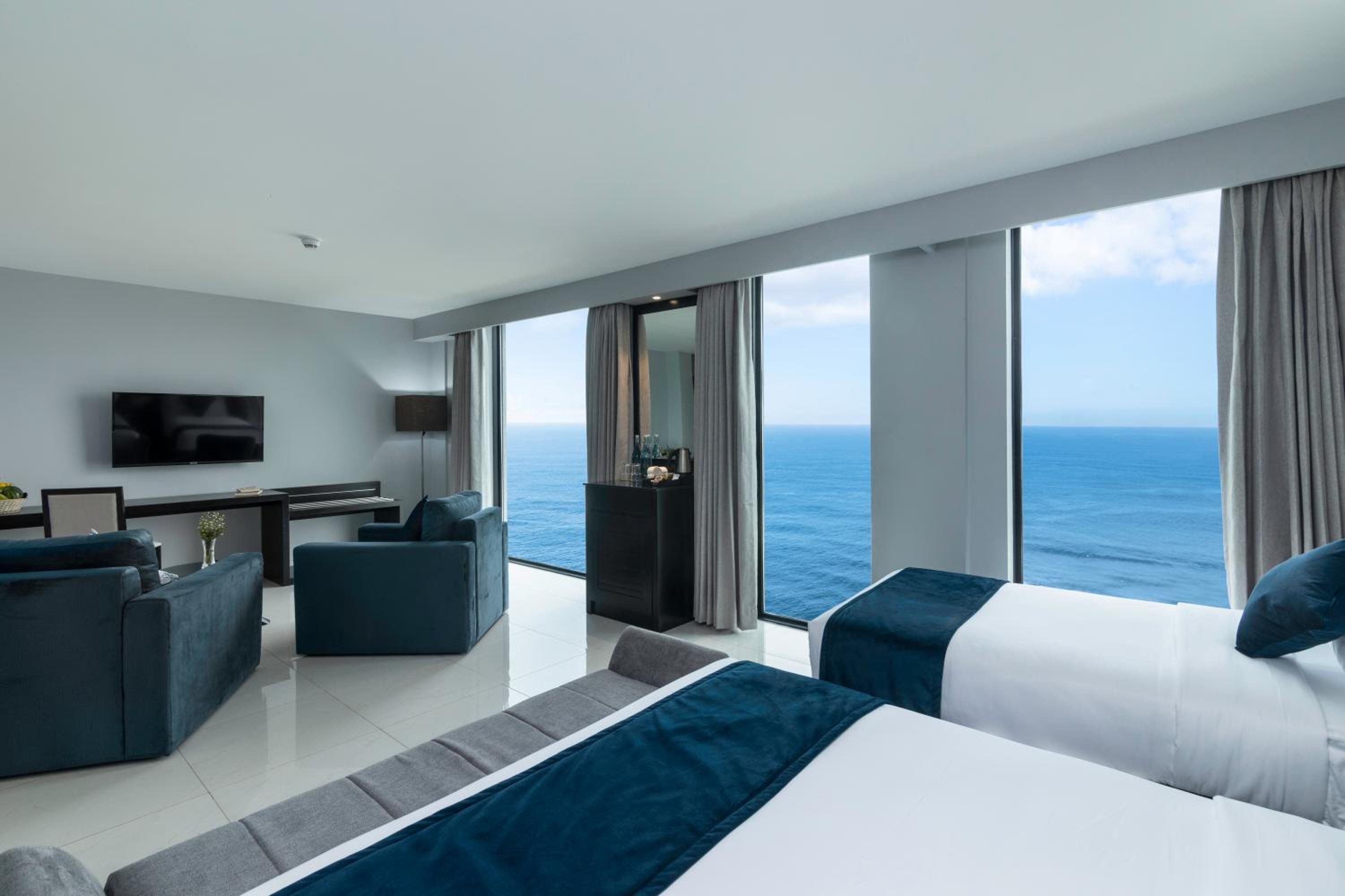 Signature, Family, Sea Front