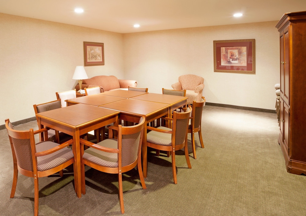 Holiday Inn Express Hotel Suites Kerrville 52/62