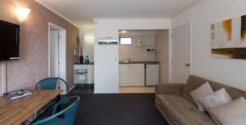 Accolade Lodge Motel 24/40