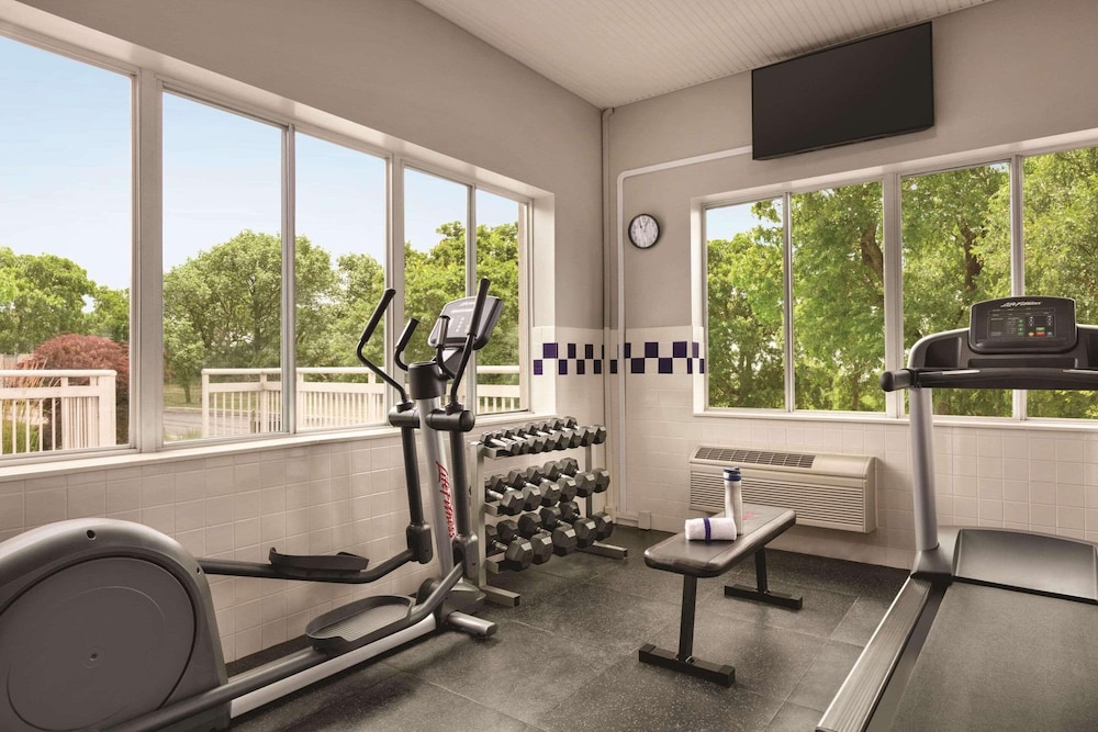 Country Inn and Suites by Radisson, Port Clinton, OH 14/24