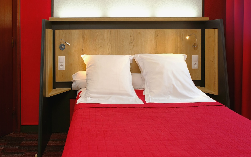 In Hotel 33/54