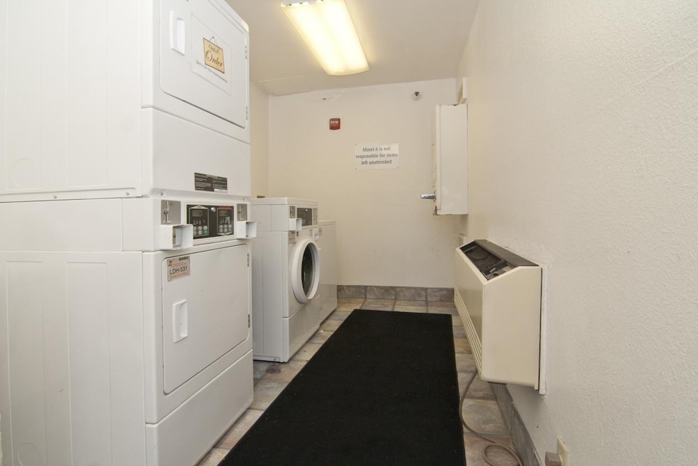 Motel6 Roseville, MN - Minneapolis North 33/33
