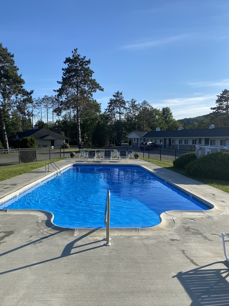 Stowe Motel Snowdrift 45/65
