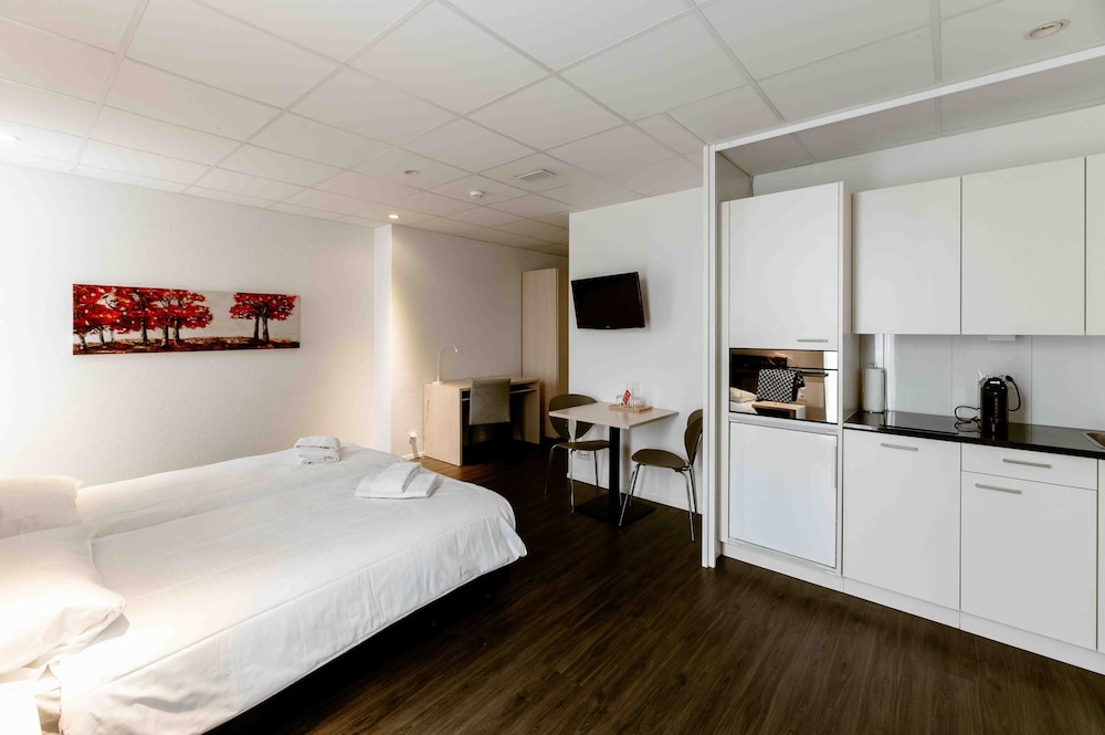 Superior, Studio, Twin Beds, Kitchen
