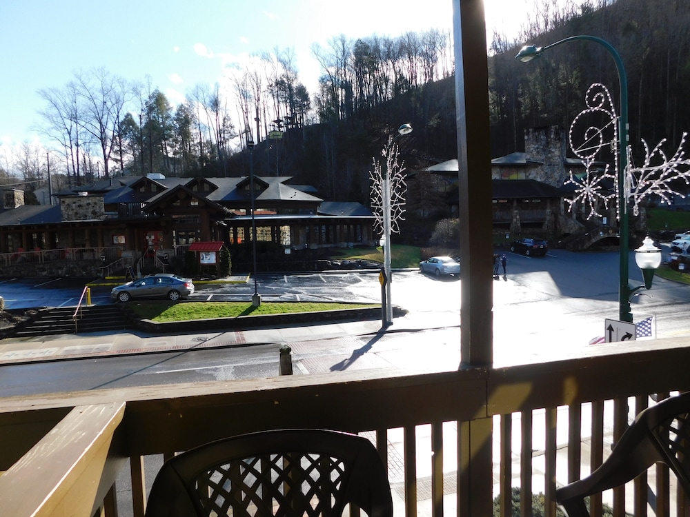 Days Inn & Suites By Wyndham Downtown Gatlinburg Parkway 49/68