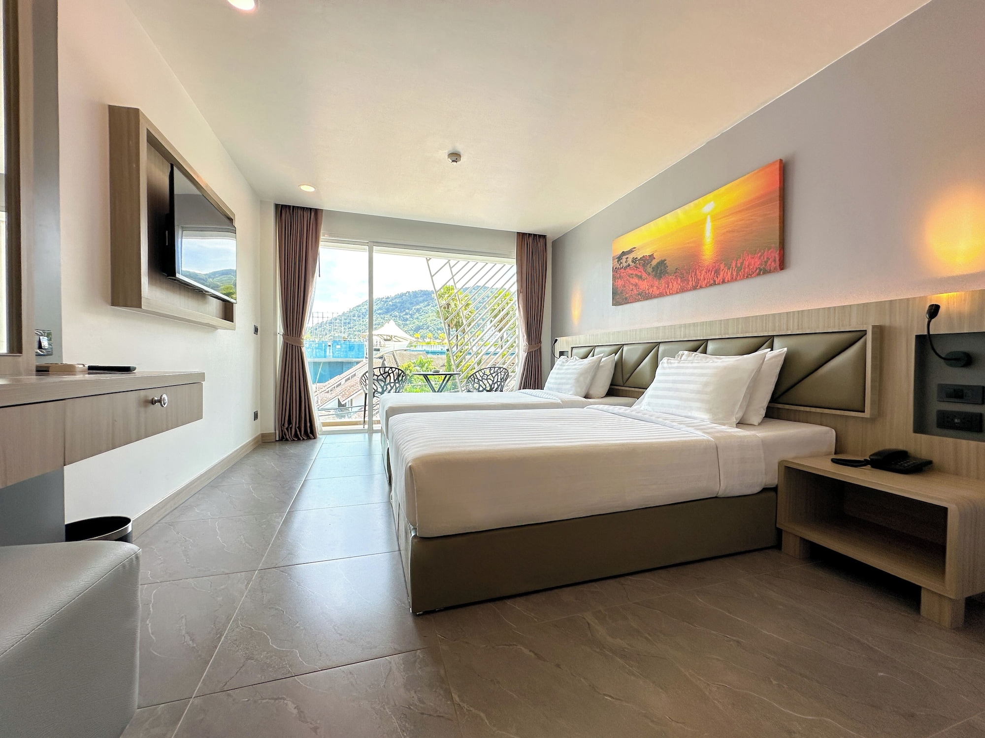 Deluxe Twin Balcony Mountain View 2/10