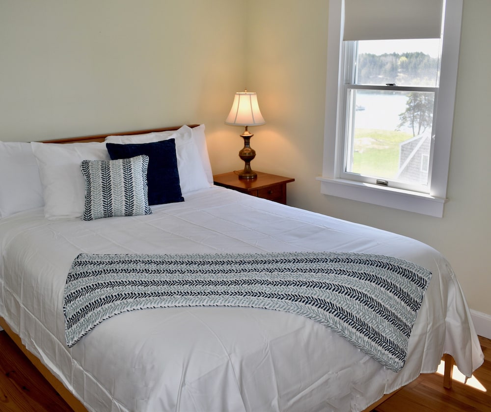 East Wind Inn 18/75