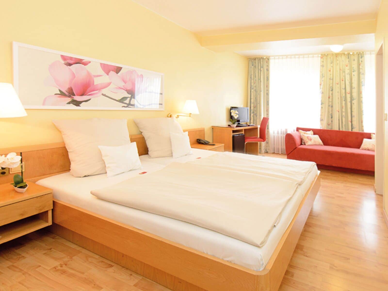 ROOM, DOUBLE OR TWIN BED