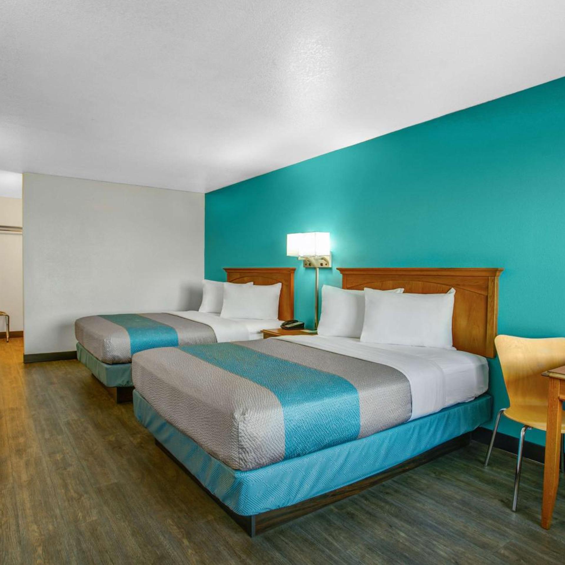 2 Queen Beds - Mob Acc RI Shwr Nsmk Micfridg