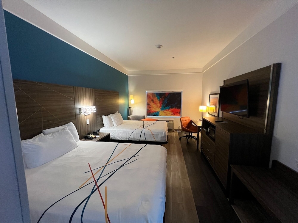 DELUXE, 2 QUEEN BEDS