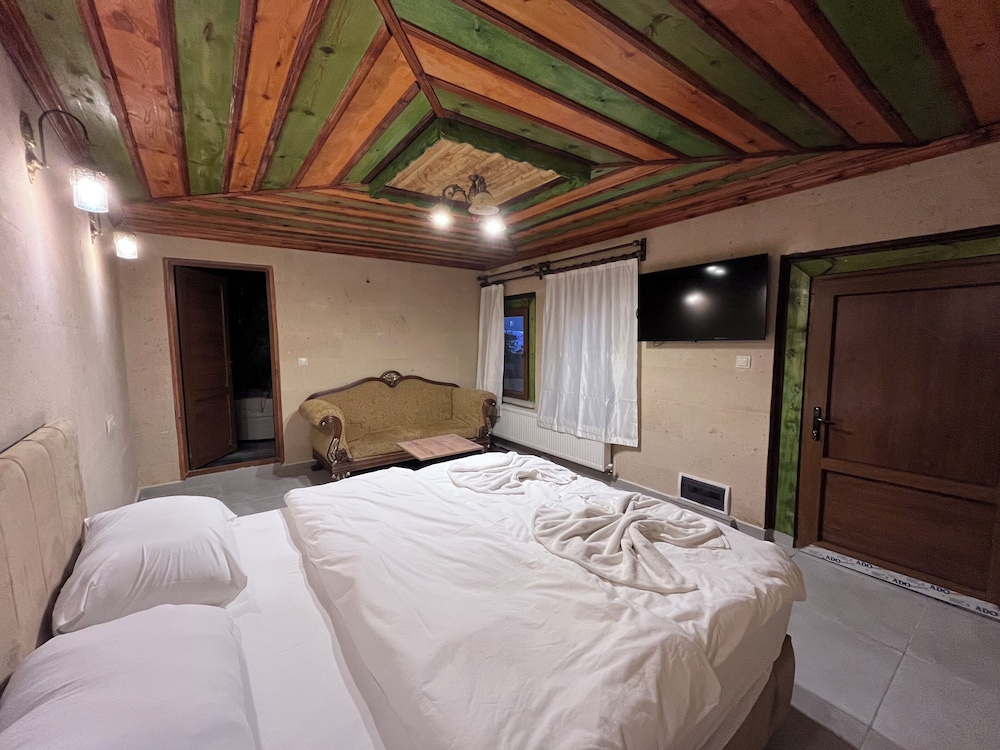 Falcon Cave Suites 8/49