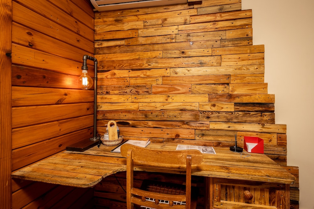 The Log Cabin 23/50