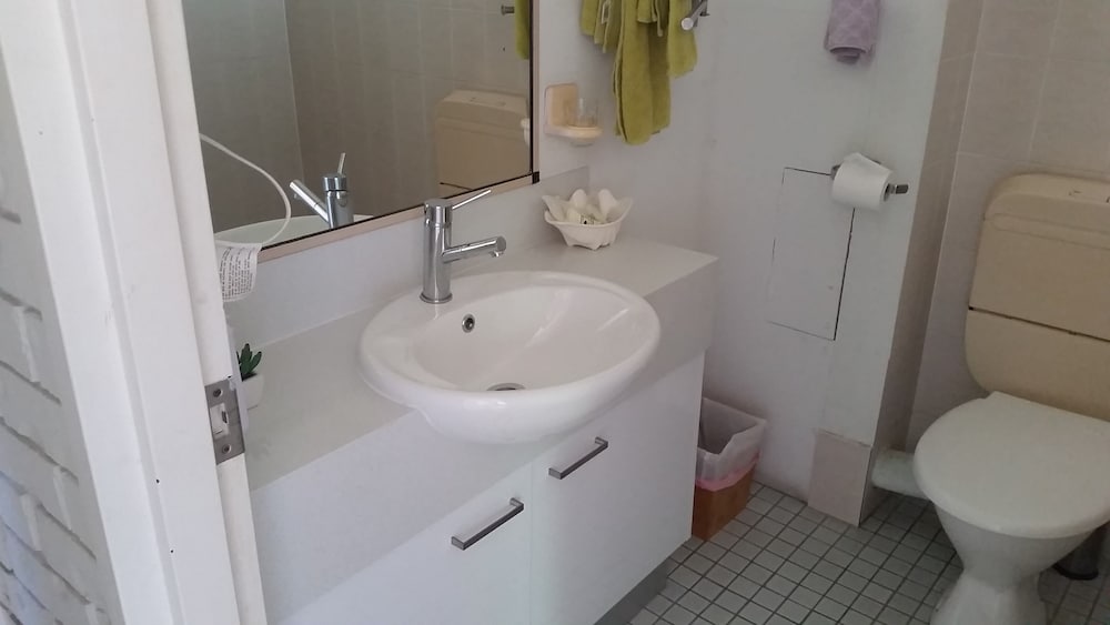 Holland Park Motel 32/33