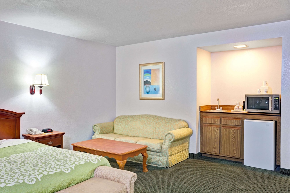 Days Inn & Suites by Wyndham Fullerton 4/26