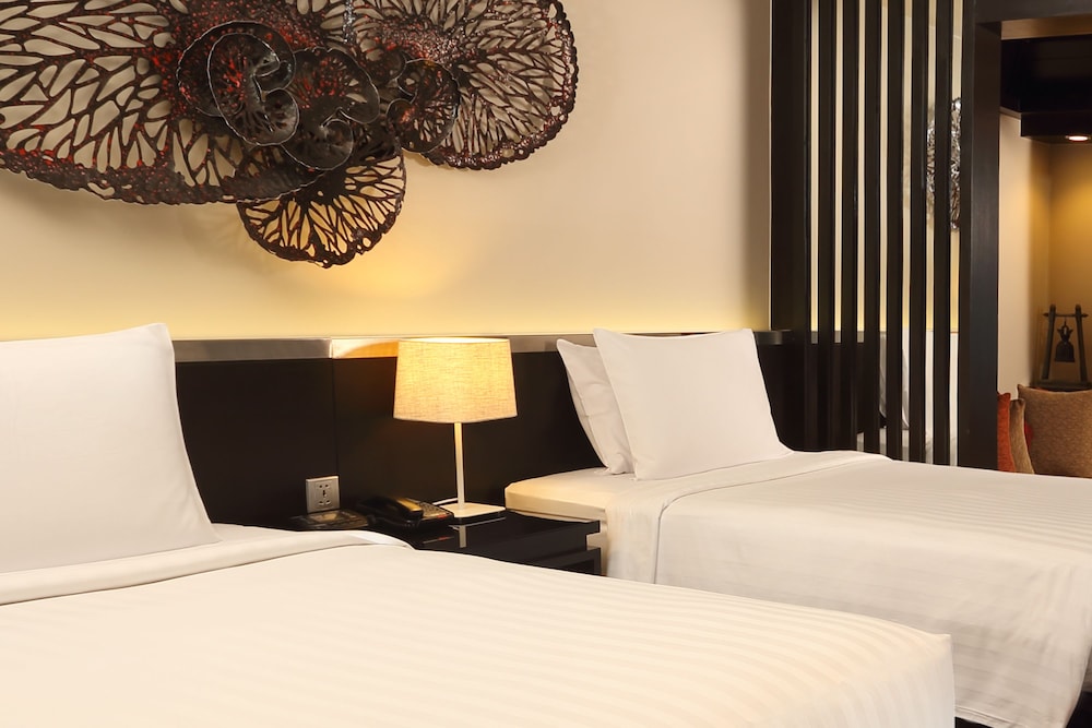 Le Meridien Phuket Beach Resort 12/73