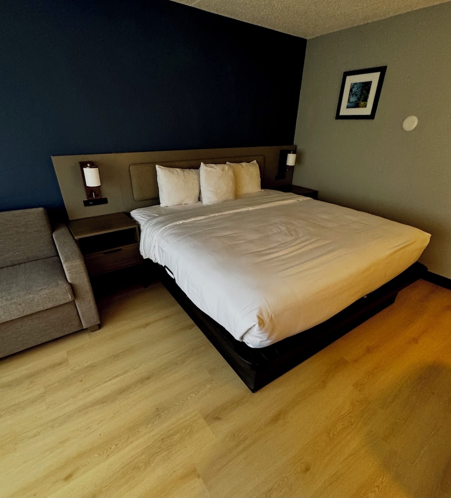 ROOM, QUEEN BED