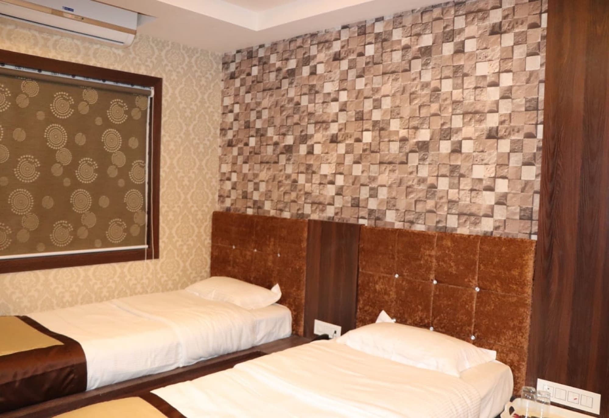 DELUXE, TWIN BEDS