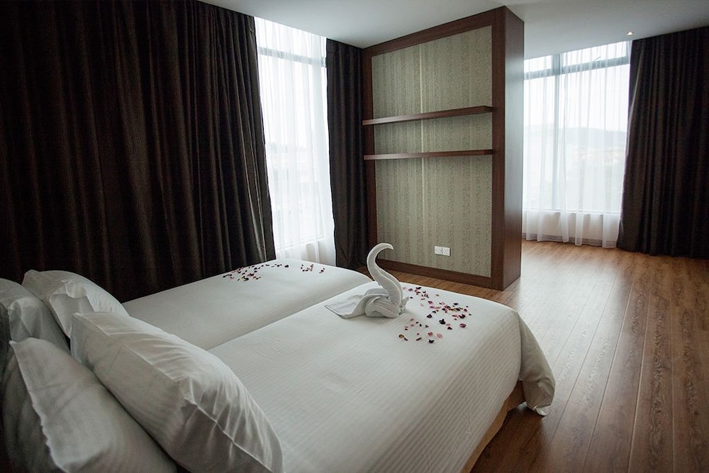 Cathayana Hotel 5/25
