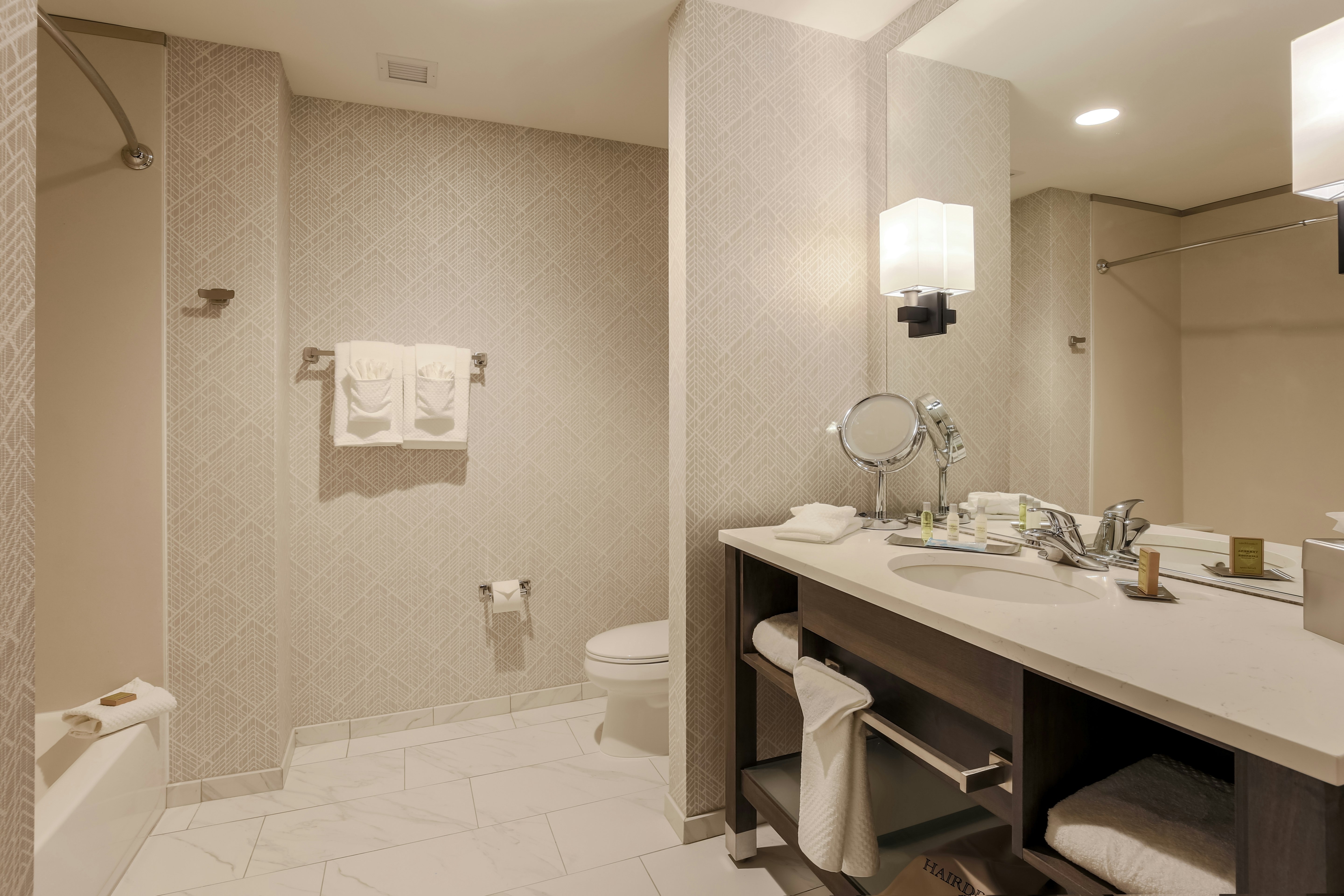 غرفة بسريرين كوين، DOUBLETREE BY HILTON EVANSVILLE 2/2