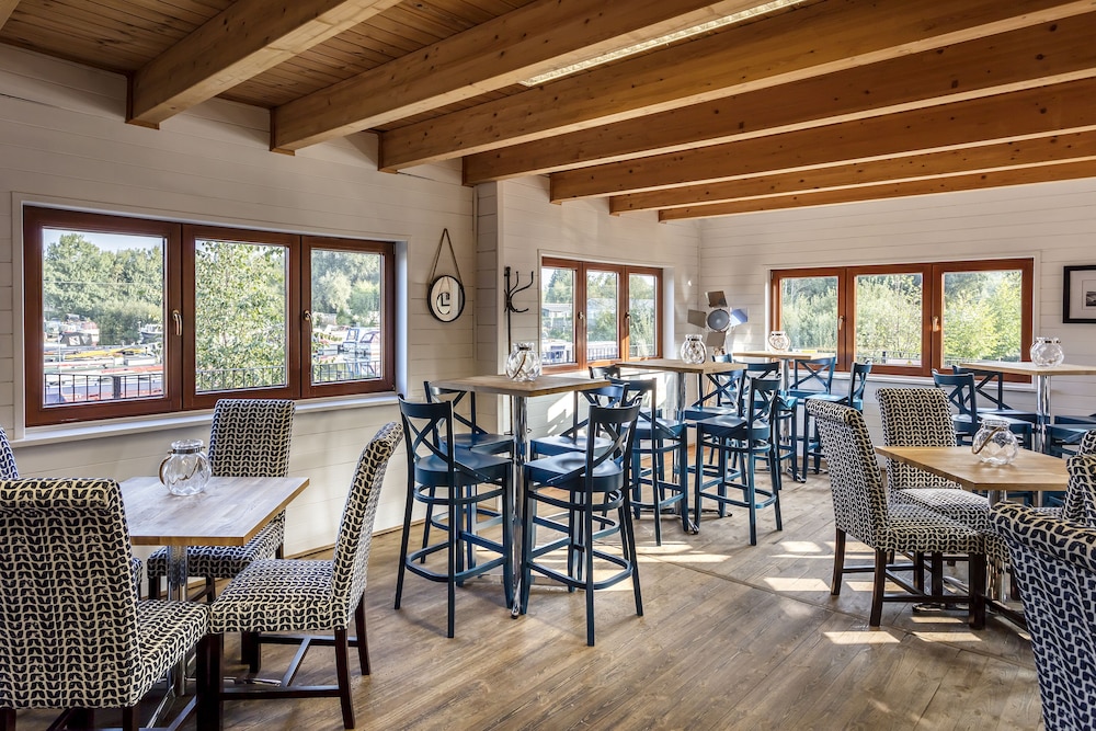 Roydon Marina Village Hotel 34/49