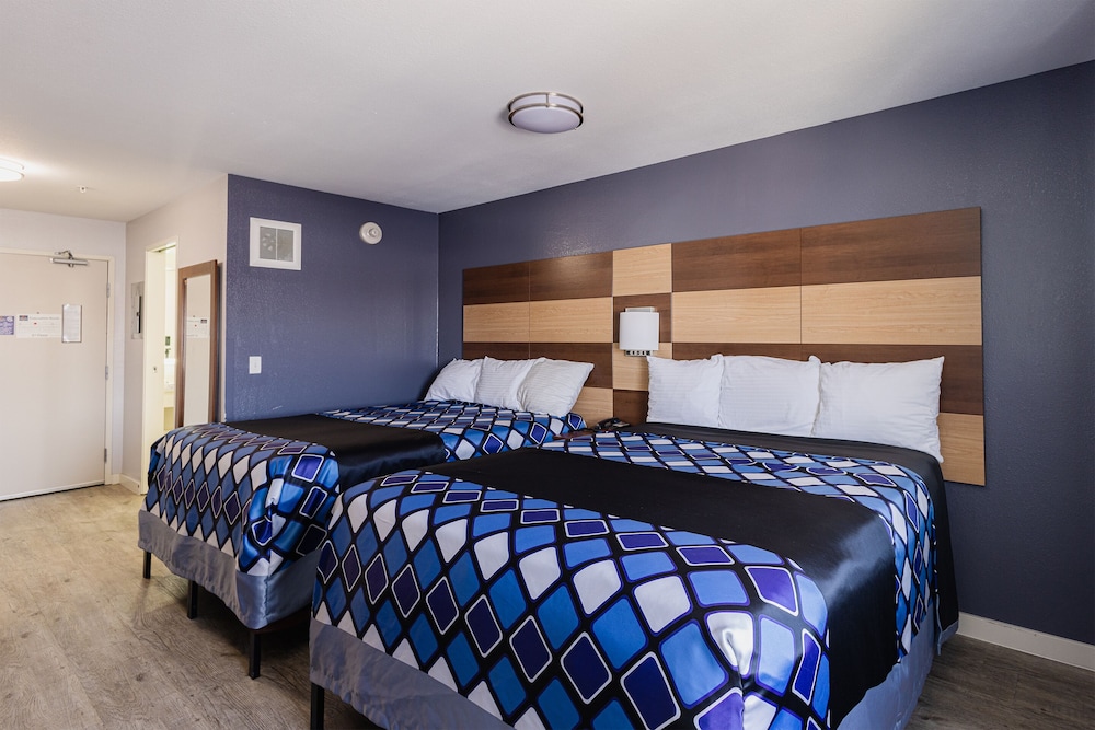 Coratel Inn & Suites Inver Grove Heights 8/32