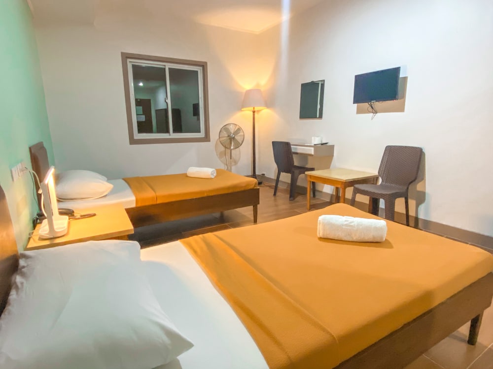 Metro Pines Inn 42/46