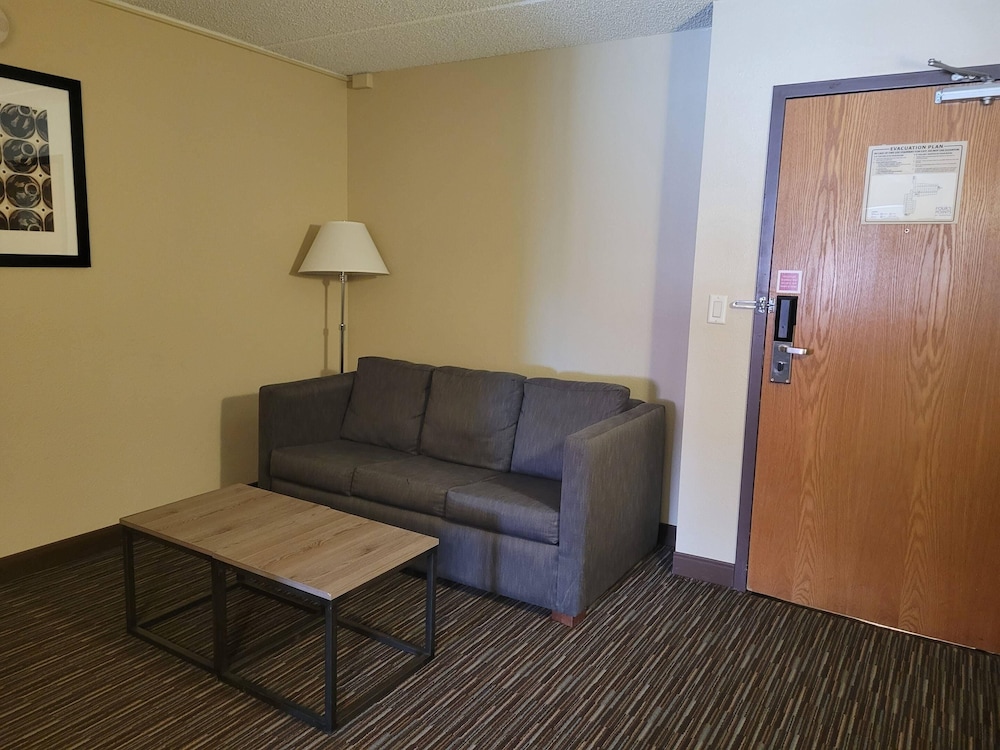 Royle Hotel Milwaukee Airport 42/64