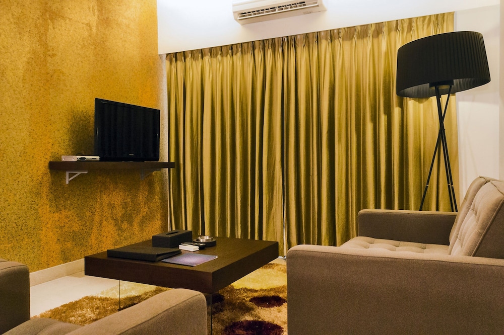 LANDMARK SUITES 39/47