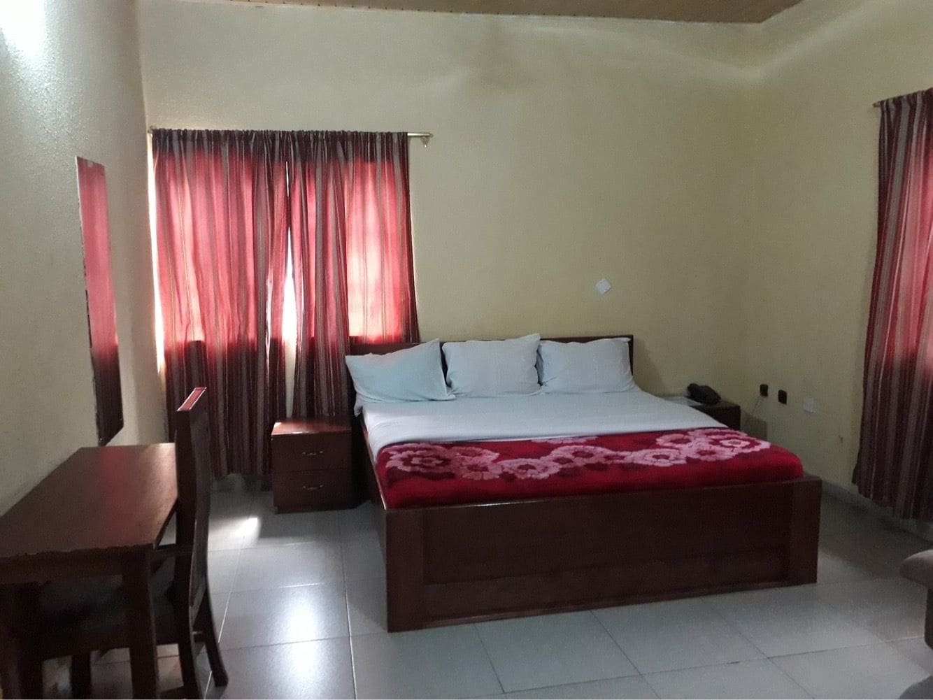 EXECUTIVE, QUEEN BED