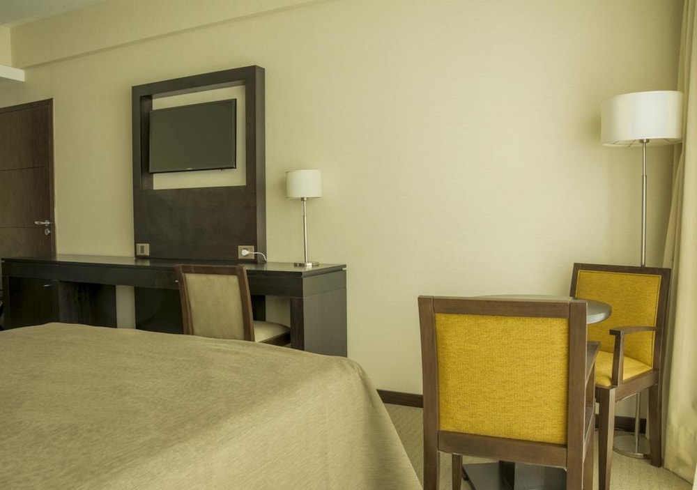 Howard Johnson by Wyndham Neuquen 8/25