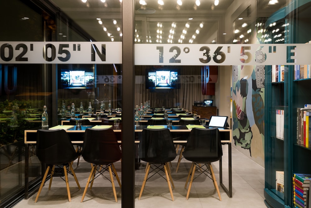 Up Hotel 54/67