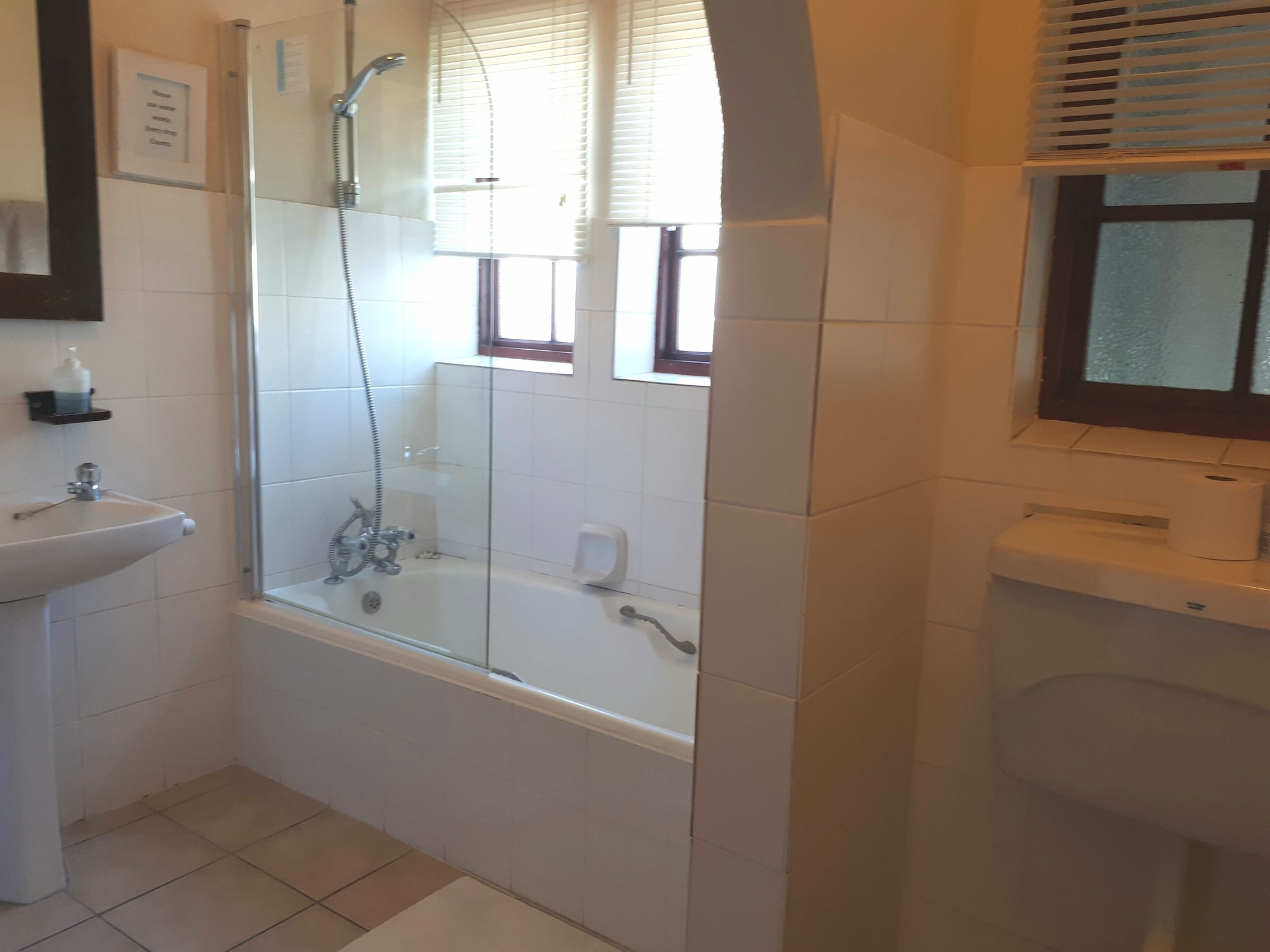 غرفة كومفورت رباعية بسرير مزدوج وسريرين منفصلين، Blouberg Dolphin Inn 6/6