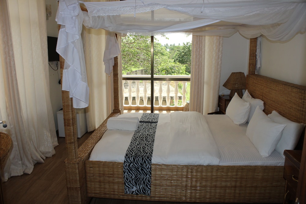 FAMILY SUITE, MULTIPLE BEDS, PARTIAL OCEAN VIEW, BALCONY