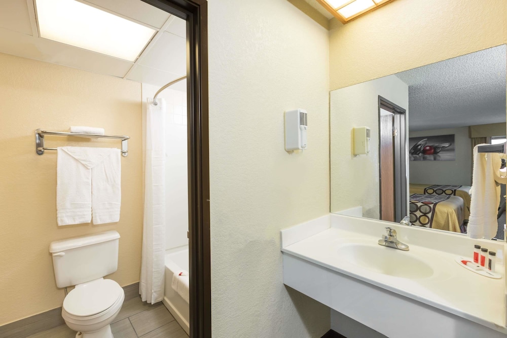 Super 8 By Wyndham Wichita North 10/39