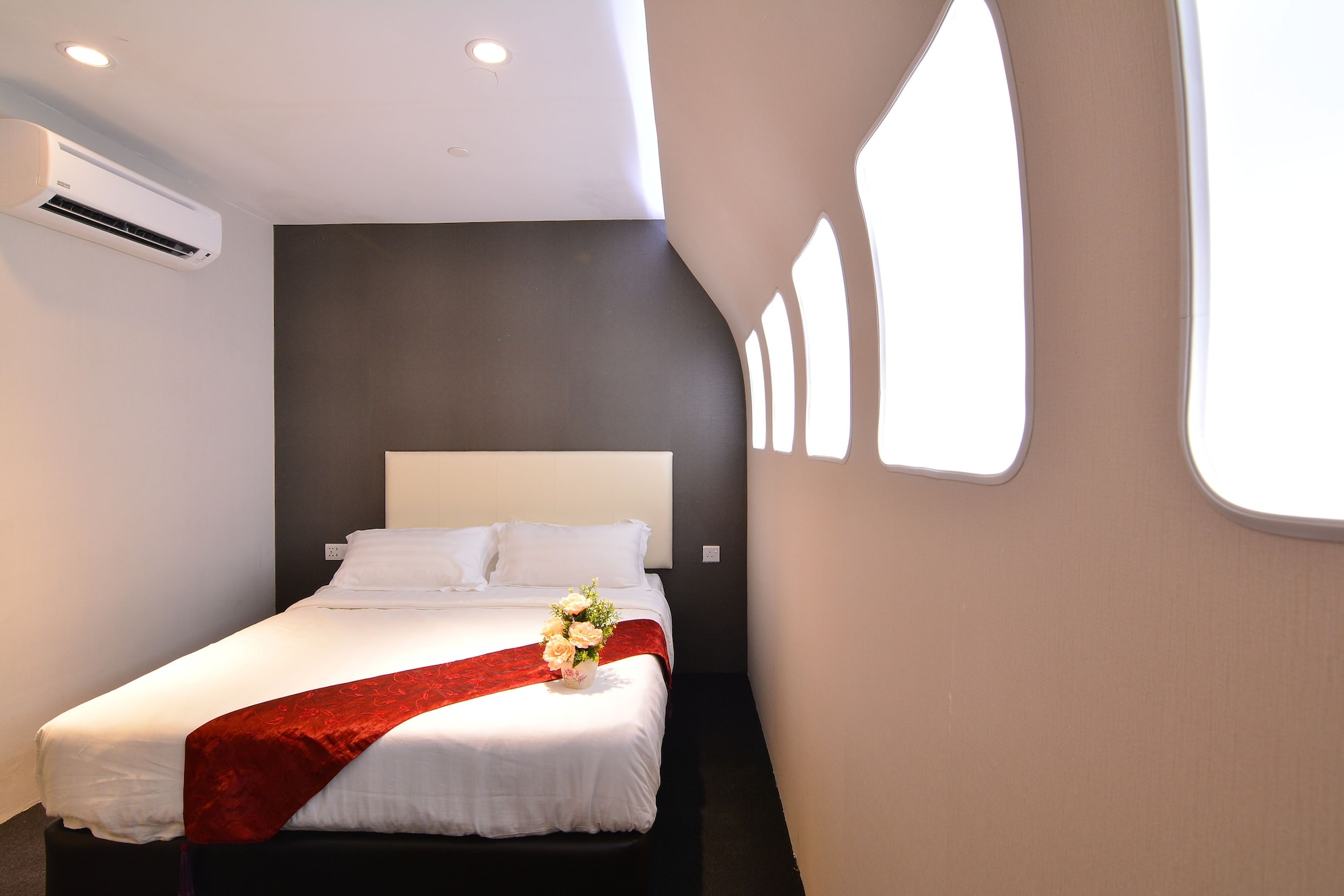 BUSINESS, QUEEN BED