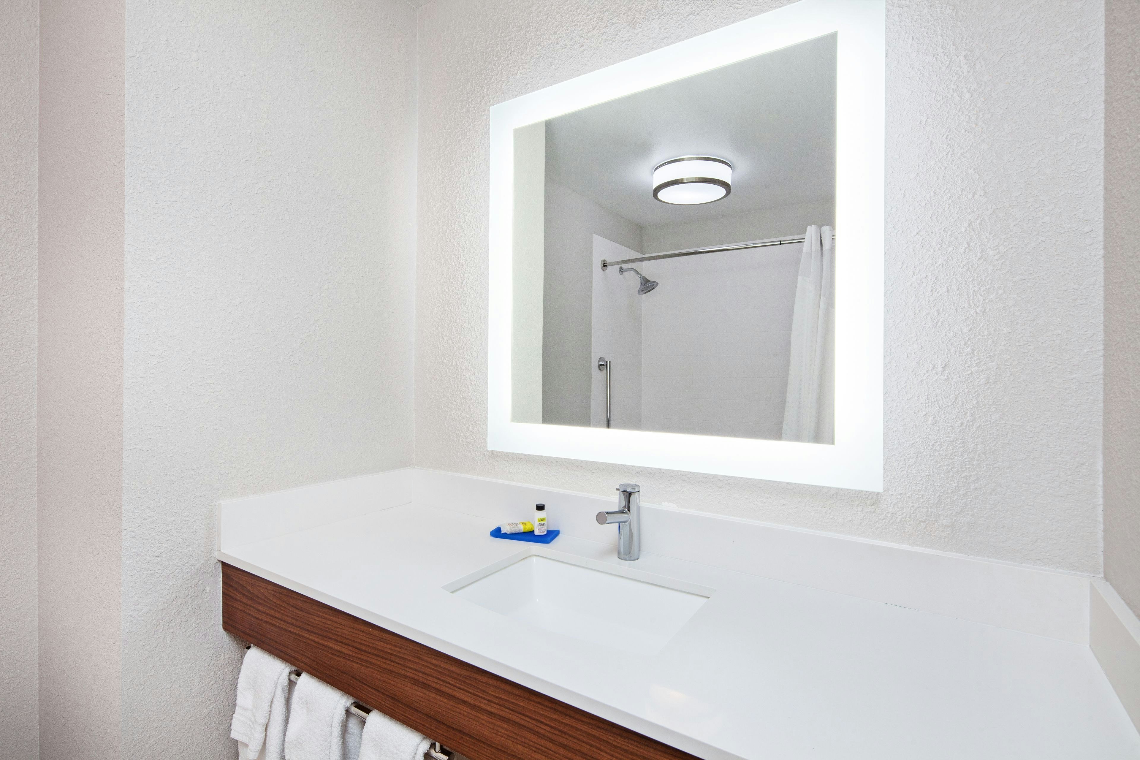 Holiday Inn Express Hotel Clovis Fresno 74/76