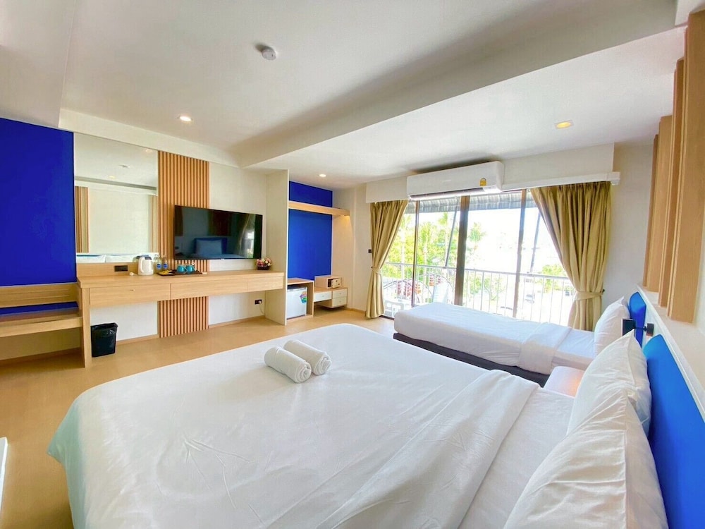 DELUXE, TRIPLE, BALCONY